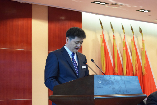 革舊立新再創(chuàng)業(yè)  全面攻堅贏決戰(zhàn) 公司三屆四次職工代表大會 暨2016年總結(jié)表彰大會隆重召開         元月一日，新年伊始，公司三屆四次職工代表大會暨2016年度總結(jié)表彰大會在濱江科技大廈隆重召開。集團(tuán)董事長馬自強(qiáng)、生產(chǎn)系統(tǒng)副總經(jīng)理劉錦、工程公司總經(jīng)理史善淼、物流公司總經(jīng)理卞小亮等12位總部領(lǐng)導(dǎo)出席，各部門負(fù)責(zé)人、271名職工代表及59名獲獎代表參加會議。       會議由生產(chǎn)系統(tǒng)副總經(jīng)理劉錦主持并致開幕辭。董事長馬自強(qiáng)作了題為《革舊立新再創(chuàng)業(yè)，全面攻堅贏決戰(zhàn)》的年度工作報告。馬總在報告中指出，2016年是公司第三個五年規(guī)劃的承啟之年，更是變革之年，公司沿著“內(nèi)抓管理，優(yōu)化結(jié)構(gòu)”的總方針，提速集團(tuán)化進(jìn)程，保持了平穩(wěn)發(fā)展勢頭。在集團(tuán)戰(zhàn)略規(guī)劃頂層框架下，工程公司、龍川制造和物流公司三大板塊通過優(yōu)勢對接，資源整合，取得了逆市上揚(yáng)的良好業(yè)績。馬總強(qiáng)調(diào)，2017年是公司第三個五年規(guī)劃的決戰(zhàn)之年，更是攻堅克難的一年。全球經(jīng)濟(jì)形勢依舊復(fù)雜，市場行情回暖緩慢。全體員工要充分認(rèn)識到企業(yè)生產(chǎn)成本、管理基礎(chǔ)的問題和差距，增強(qiáng)緊迫感，要全面深化改革，激發(fā)內(nèi)部潛能，聚焦重點工作，緊緊圍繞“以利潤為中心、劃小核算單位、人人都做經(jīng)營者、以服務(wù)市場為理念”的工作方針開展各項工作。       生產(chǎn)系統(tǒng)副總經(jīng)理劉錦、工程公司總經(jīng)理史善淼和物流公司總經(jīng)理卞小亮分別作了分公司年度工作報告。各位代表認(rèn)真聽取了報告內(nèi)容，認(rèn)識了問題所在，理清了工作思路，堅定了必勝信念，對全面攻堅，打贏2017年重大決戰(zhàn)充滿信心。       分組討論階段，各位代表圍繞改革和發(fā)展主題，就公司新政策、新方案及實際工作中遇到的問題展開激烈討論，為公司穩(wěn)定、健康、可持續(xù)發(fā)展積極建言獻(xiàn)策。       會上，副董事長尤鳳志、工程公司副總經(jīng)理胡永生分別宣讀了對“先進(jìn)班組”、“先進(jìn)個人”和“十佳標(biāo)兵”的表彰決定，公司總部為獲獎代表頒發(fā)了獎狀和證書。大會主持人、副總經(jīng)理劉錦宣布了中高層管理人員年終測評結(jié)果。       隨后，獲獎代表和各系統(tǒng)負(fù)責(zé)人在會上發(fā)言。12時許，在鏗鏘有力的《國際歌》音樂聲中，大會勝利閉幕。